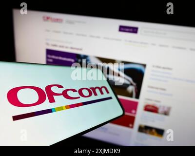 Stuttgart, Allemagne, 06-04-2022 : smartphone avec le logo de l'Office of Communications (Ofcom) de l'autorité britannique sur l'écran devant le site Web. Concentrez-vous sur Banque D'Images