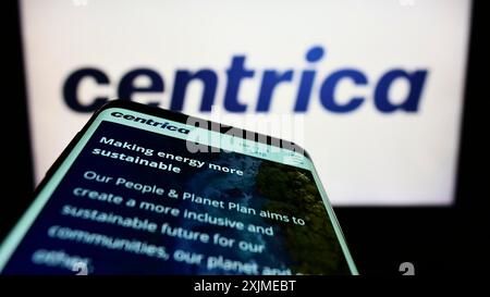 Stuttgart, Allemagne, 06-18-2022 : téléphone portable avec le site Web de la société de services publics britannique Centrica plc sur l'écran devant le logo de l'entreprise. Concentrez-vous sur Banque D'Images