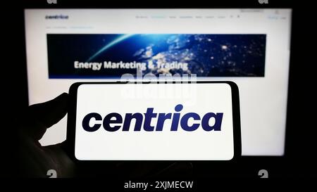Stuttgart, Allemagne, 06-18-2022 : personne tenant un smartphone avec le logo de la société de services publics britannique Centrica plc sur l'écran devant le site Web. Concentrez-vous sur Banque D'Images