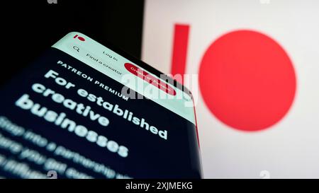 Stuttgart, Allemagne, 06-11-2022 : téléphone portable avec la page Web de la société américaine Patreon Inc de plate-forme d'adhésion sur l'écran devant le logo de l'entreprise. Mise au point Banque D'Images