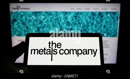 Stuttgart, Allemagne, 06-12-2022 : personne tenant un smartphone avec le logo de la société minière TMC The Metals Company Inc sur l'écran devant le site Web. Banque D'Images