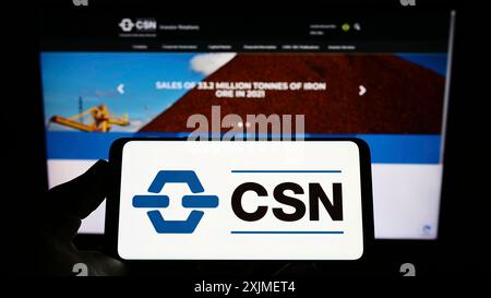 Stuttgart, Allemagne, 06-12-2022 : personne tenant un smartphone avec le logo de la société Companhia Siderurgica Nacional (CSN) sur l'écran devant le site Web. Banque D'Images