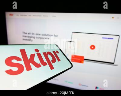 Stuttgart, Allemagne, 06-19-2022 : téléphone portable avec le logo de la société belge de mobilité Skipr sa sur l'écran devant le site Web de l'entreprise. Concentrez-vous sur Banque D'Images