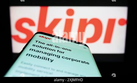 Stuttgart, Allemagne, 06-19-2022 : smartphone avec le site web de la société belge de mobilité Skipr sa sur l'écran devant le logo de l'entreprise. Concentrez-vous sur le coin supérieur gauche Banque D'Images