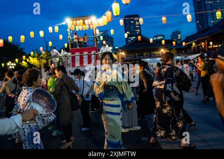 Tokyo, Japon. 19 juillet 2024. Les gens jouent de la danse traditionnelle pour célébrer le prochain festival Obon à Tokyo, Japon, le 19 juillet 2024. Le Festival d'Obon est une coutume séculaire qui célèbre et honore la vie des membres de la famille et des amis décédés. Crédit : Zhang Xiaoyu/Xinhua/Alamy Live News Banque D'Images