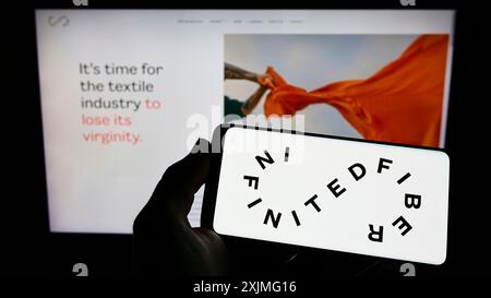 Stuttgart, Allemagne, 06-25-2022, une personne tenant un smartphone avec le logo de Finlandais Infinited Fiber Company sur l'écran devant le site Web. Concentrez-vous sur le téléphone Banque D'Images