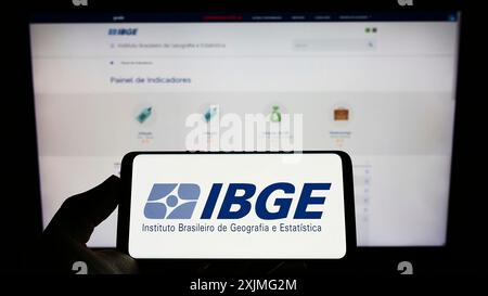 Stuttgart, Allemagne, 06 25 2022 : personne tenant un téléphone portable avec le logo de l'Instituto Brasileiro de Geografia e Estatistica (IBGE) sur l'écran avec la page web. Banque D'Images