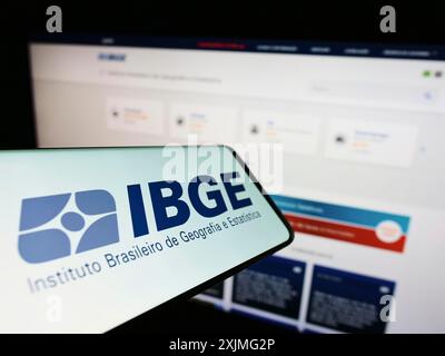 Stuttgart, Allemagne, 06-25-2022, téléphone portable avec le logo de l'Instituto Brasileiro de Geografia e Estatistica (IBGE) sur l'écran avec le site web. Concentrez-vous sur Banque D'Images