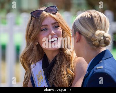 Fairford, Royaume-Uni. 19 juillet 2024. Miss America et Miss UK se sont retrouvées aujourd'hui dans un environnement très différent des concours de beauté. Les deux se sont rencontrés au Royal International Air Tattoo à la RAF Fairford dans le Gloucestershire au Royaume-Uni. Miss UK Jessica Gagen est mannequin et diplômée en génie aérospatial, et Miss America Maddison Marsh est membre actif de l'armée de l'air américaine où elle s'entraîne comme pilote. Jessica utilise sa plate-forme en tant que Miss Royaume-Uni pour encourager les jeunes filles à faire carrière dans LES STEM (Science Technology Engineering and Maths) crédit : David Betteridge/Alamy Live News Banque D'Images