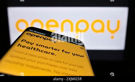 Stuttgart, Allemagne, 07-03-2022 : smartphone avec le site web de la société australienne de fintech Openpay Group Limited sur l'écran devant le logo. Concentrez-vous sur Banque D'Images