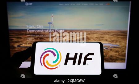 Stuttgart, Allemagne, 07-10-2022 : personne tenant un téléphone portable avec le logo de la société chilienne de carburant électronique HIF Global sur l'écran en face de la page Web de l'entreprise. Mise au point Banque D'Images