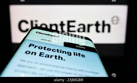 Stuttgart, Allemagne, 07-10-2022 : smartphone avec le site de l'association caritative ClientEarth pour le droit de l'environnement sur l'écran devant le logo. Concentrez-vous sur le coin supérieur gauche de Banque D'Images