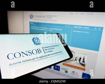 Stuttgart, Allemagne, 07-10-2022 : smartphone avec le logo de l'agence gouvernementale italienne CONSOB sur l'écran avec site web. Concentrez-vous sur le centre de l'écran du téléphone Banque D'Images