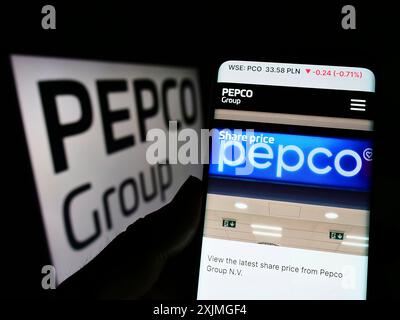 Stuttgart, Allemagne, 07-15-07 2022 : personne tenant un smartphone avec la page Web de la société de vente au détail Pepco Group N.V. sur l'écran devant le logo. Concentrez-vous sur le centre Banque D'Images