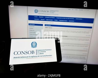 Stuttgart, Allemagne, 07-10-2022 : personne tenant un smartphone avec le logo de l'autorité italienne CONSOB sur l'écran avec le site Web. Concentrez-vous sur l'affichage du téléphone Banque D'Images