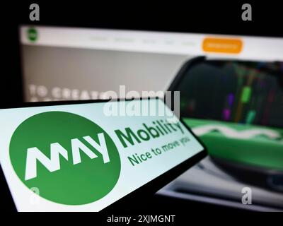 Stuttgart, Allemagne, 07-16-2022 : personne tenant un smartphone avec le site Web de la société de conduite autonome américaine May Mobility Inc sur l'écran avec logo. Mise au point Banque D'Images