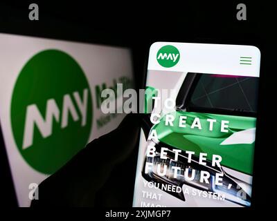 Stuttgart, Allemagne, 07-16-2022 : personne tenant un smartphone avec le site Web de la société de conduite autonome américaine May Mobility Inc sur l'écran avec logo. Mise au point Banque D'Images