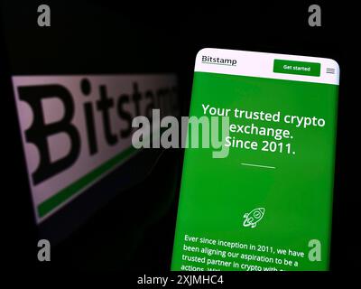 Stuttgart, Allemagne, 07-23-2022 : personne tenant le téléphone portable avec la page Web de la société d'échange de crypto-monnaie Bitstamp Ltd sur l'écran avec le logo. Concentrez-vous sur Banque D'Images