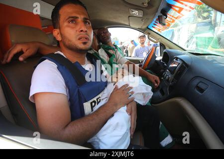 Mahmoud Al-Louh, correspondant de presse, pleure les corps de sa sœur et de sa petite fille Mahmoud Al-Louh, correspondant de presse, pleure les corps de sa sœur et de sa petite fille, après qu'ils aient été tués dans une frappe aérienne israélienne contre leur domicile au nord de Nuseirat, dans le centre de la bande de Gaza, le 19 juillet 2024. Photo Ali Hamad apaimages Dair El-Balah bande de Gaza territoire palestinien 190724 Dair El-Balah AH 1 0041 Copyright : xapaimagesxAlixHamadxapaimagesx Banque D'Images