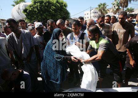 Mahmoud Al-Louh, correspondant de presse, pleure les corps de sa sœur et de sa petite fille Mahmoud Al-Louh, correspondant de presse, pleure les corps de sa sœur et de sa petite fille, après qu'ils aient été tués dans une frappe aérienne israélienne contre leur domicile au nord de Nuseirat, dans le centre de la bande de Gaza, le 19 juillet 2024. Photo Ali Hamad apaimages Dair El-Balah bande de Gaza territoire palestinien 190724 Dair El-Balah AH 1 0034 Copyright : xapaimagesxAlixHamadxapaimagesx Banque D'Images