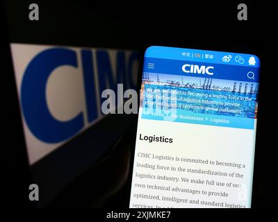 Stuttgart, Allemagne, 08 28 2022 : personne tenant un téléphone portable avec la page Web de China International Marine Containers (CIMC) sur l'écran avec le logo. Concentrez-vous sur Banque D'Images