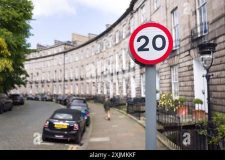 Panneau de limitation de vitesse de 20 km/h sur Royal Circus, Édimbourg, Écosse, Royaume-Uni. Partie d'un mouvement vers une limitation de vitesse de 20 km/h dans les zones urbaines du Royaume-Uni. Banque D'Images