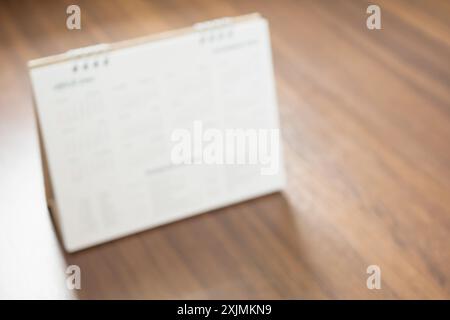 page de calendrier sur plancher de bois floue pour l'arrière-plan Banque D'Images