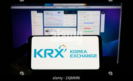 Stuttgart, Allemagne, 08 28 2022 : personne tenant un smartphone avec le logo de la place de marché financière Korea Exchange (KRX) sur l'écran devant le site Web. Banque D'Images