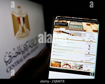 Stuttgart, Allemagne, 08 28 2022 : personne tenant un smartphone avec la page web de l'autorité monétaire Banque centrale d'Egypte (CBE) sur l'écran avec logo. Mise au point Banque D'Images