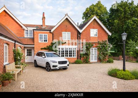 Grande maison de campagne de luxe et voiture dans un cadre rural, Buckinghamshire, Angleterre, Royaume-Uni Banque D'Images