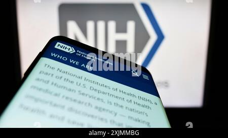 Stuttgart, Allemagne, 09-10-2022 : smartphone avec le site de l'agence américaine National Institutes of Health (NIH) sur l'écran devant le logo. Concentrez-vous sur Banque D'Images