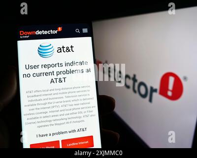 Stuttgart, Allemagne, 09-08-2022 : personne tenant un smartphone avec le site web de la plate-forme Downsensor et le statut ATT devant le logo. Concentrez-vous sur le téléphone Banque D'Images