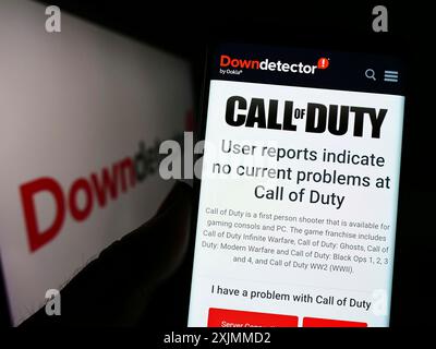 Stuttgart, Allemagne, 09-08-2022 : personne tenant un smartphone avec le site web de la plateforme Downsensor et le statut Call of Duty devant le logo. Concentrez-vous sur Banque D'Images