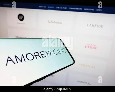 Stuttgart, Allemagne, 09-08-2022 : smartphone avec le logo de la société sud-coréenne Amorepacific Corporation sur l'écran devant le site Web. Concentrez-vous sur Banque D'Images