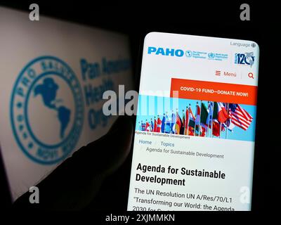 Stuttgart, Allemagne, 09-10-2022 : personne tenant un téléphone portable avec la page Web de l'Organisation panaméricaine de la santé (OPS) sur l'écran devant le logo. Concentrez-vous sur Banque D'Images