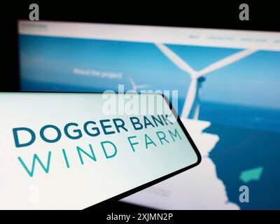 Stuttgart, Allemagne, 09-11-2022 : smartphone avec le logo du générateur d'énergie offshore Dogger Bank Wind Farm sur l'écran en face du site Web. Concentrez-vous sur Banque D'Images