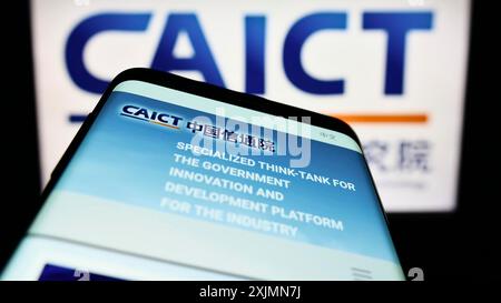 Stuttgart, Allemagne, 09-011-2022 : ohone mobile avec le site de l'institut chinois de recherche en communications CAICT sur l'écran devant le logo. Concentrez-vous sur Banque D'Images