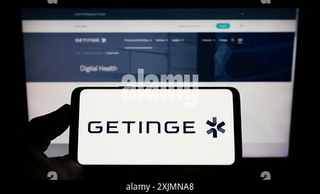 Stuttgart, Allemagne, 09-14-2022 : personne tenant un smartphone avec le logo de la technologie médicale suédoise Getinge AB sur l'écran devant le site Web. Concentrez-vous sur Banque D'Images