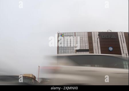 Gurugram, Haryana, Inde. 19 juillet 2024. Des véhicules passent devant un immeuble de bureaux de Microsoft à Gurugram, dans la banlieue de New Delhi, en Inde, le 19 juillet 2024. Les compagnies aériennes, les entreprises et diverses institutions ont été touchées par la panne mondiale de Microsoft. Divers vols à travers le monde ont été annulés et les opérations de vol ont été affectées qui reposent sur Microsoft Systems. (Crédit image : © Kabir Jhangiani/ZUMA Press Wire) USAGE ÉDITORIAL SEULEMENT! Non destiné à UN USAGE commercial ! Banque D'Images