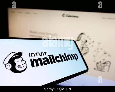 Stuttgart, Allemagne, 09-24-2022 : téléphone portable avec le logo de la plate-forme d'automatisation marketing Mailchimp sur l'écran en face du site Web de l'entreprise. Concentrez-vous sur le centre Banque D'Images