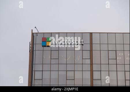 Gurugram, Haryana, Inde. 19 juillet 2024. Une signalisation de Microsoft peut être vue à l'extérieur de son immeuble de bureaux à Gurugram, dans la banlieue de New Delhi, en Inde, le 19 juillet 2024. Les compagnies aériennes, les entreprises et diverses institutions ont été touchées par la panne mondiale de Microsoft. Divers vols à travers le monde ont été annulés et les opérations de vol ont été affectées qui reposent sur Microsoft Systems. (Crédit image : © Kabir Jhangiani/ZUMA Press Wire) USAGE ÉDITORIAL SEULEMENT! Non destiné à UN USAGE commercial ! Banque D'Images