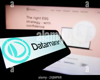 Stuttgart, Allemagne, 09-25-2022, téléphone portable avec le logo de la société britannique de logiciels ESG Datamaran Ltd sur l'écran devant le site Web de l'entreprise. Mise au point Banque D'Images