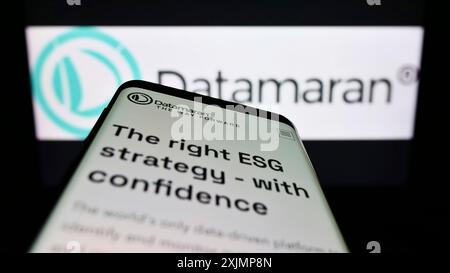 Stuttgart, Allemagne, 09-25-2022, smartphone avec le site Web de la société britannique de logiciels ESG Datamaran Ltd sur l'écran devant le logo de l'entreprise. Concentrez-vous sur Banque D'Images