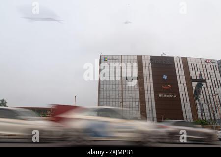 Gurugram, Haryana, Inde. 19 juillet 2024. Des véhicules passent devant un immeuble de bureaux de Microsoft à Gurugram, dans la banlieue de New Delhi, en Inde, le 19 juillet 2024. Les compagnies aériennes, les entreprises et diverses institutions ont été touchées par la panne mondiale de Microsoft. Divers vols à travers le monde ont été annulés et les opérations de vol ont été affectées qui reposent sur Microsoft Systems. (Crédit image : © Kabir Jhangiani/ZUMA Press Wire) USAGE ÉDITORIAL SEULEMENT! Non destiné à UN USAGE commercial ! Banque D'Images