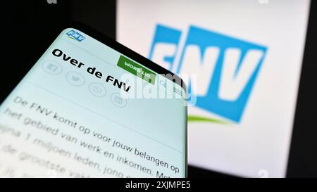 Stuttgart, Allemagne, 09-30-2022, smartphone avec la page web néerlandaise Federatie Nederlandse Vakbeweging (FNV) sur l'écran devant le logo. Concentrez-vous sur Banque D'Images