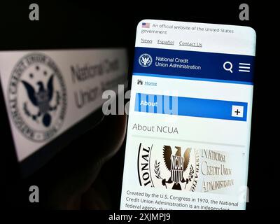 Stuttgart, Allemagne, 09-25-2022, personne tenant un smartphone avec le site de la US National Credit Union Administration (NCUA) sur l'écran avec logo. Mise au point Banque D'Images