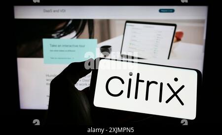 Stuttgart, Allemagne, 09-26-2022, personne tenant un téléphone portable avec le logo de la société américaine de cloud computing Citrix Systems Inc sur l'écran devant Banque D'Images