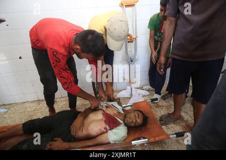 Les Palestiniens transportent le corps du martyr Khalil Azzam à l'hôpital des martyrs d'Al-Aqsa à Deir al-Balah les Palestiniens transportent le corps du martyr Khalil Azzam à l'hôpital des martyrs d'Al-Aqsa à Deir al-Balah, après qu'un tireur d'élite de l'armée israélienne lui a tiré dessus dans la rue Salah al-DIN près de Wadi Gaza, alors qu'il attendait que ses proches arrivent de la ville de Gaza, le 19 juillet 2024. Photo Ali Hamad apaimages Dair El-Balah bande de Gaza territoire palestinien 190724 Diar El Balah AH 006 Copyright : xapaimagesxAlixHamadxapaimagesx Banque D'Images