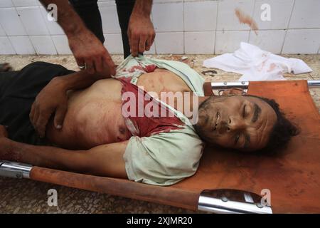 Les Palestiniens transportent le corps du martyr Khalil Azzam à l'hôpital des martyrs d'Al-Aqsa à Deir al-Balah les Palestiniens transportent le corps du martyr Khalil Azzam à l'hôpital des martyrs d'Al-Aqsa à Deir al-Balah, après qu'un tireur d'élite de l'armée israélienne lui a tiré dessus dans la rue Salah al-DIN près de Wadi Gaza, alors qu'il attendait que ses proches arrivent de la ville de Gaza, le 19 juillet 2024. Photo Ali Hamad apaimages Dair El-Balah bande de Gaza territoire palestinien 190724 Diar El Balah AH 003 Copyright : xapaimagesxAlixHamadxapaimagesx Banque D'Images