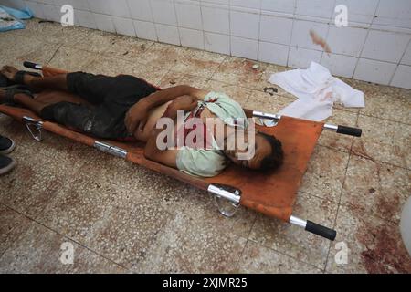 Les Palestiniens transportent le corps du martyr Khalil Azzam à l'hôpital des martyrs d'Al-Aqsa à Deir al-Balah les Palestiniens transportent le corps du martyr Khalil Azzam à l'hôpital des martyrs d'Al-Aqsa à Deir al-Balah, après qu'un tireur d'élite de l'armée israélienne lui a tiré dessus dans la rue Salah al-DIN près de Wadi Gaza, alors qu'il attendait que ses proches arrivent de la ville de Gaza, le 19 juillet 2024. Photo Ali Hamad apaimages Dair El-Balah bande de Gaza territoire palestinien 190724 Diar El Balah AH 001 Copyright : xapaimagesxAlixHamadxapaimagesx Banque D'Images